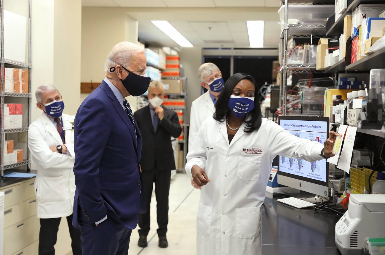La doctora en inmunología del Kizzmekia Corbett charla con el presidente de EE UU, Joe Biden, en una visita al Centro de Investigación en Vacunas de los NIH. 