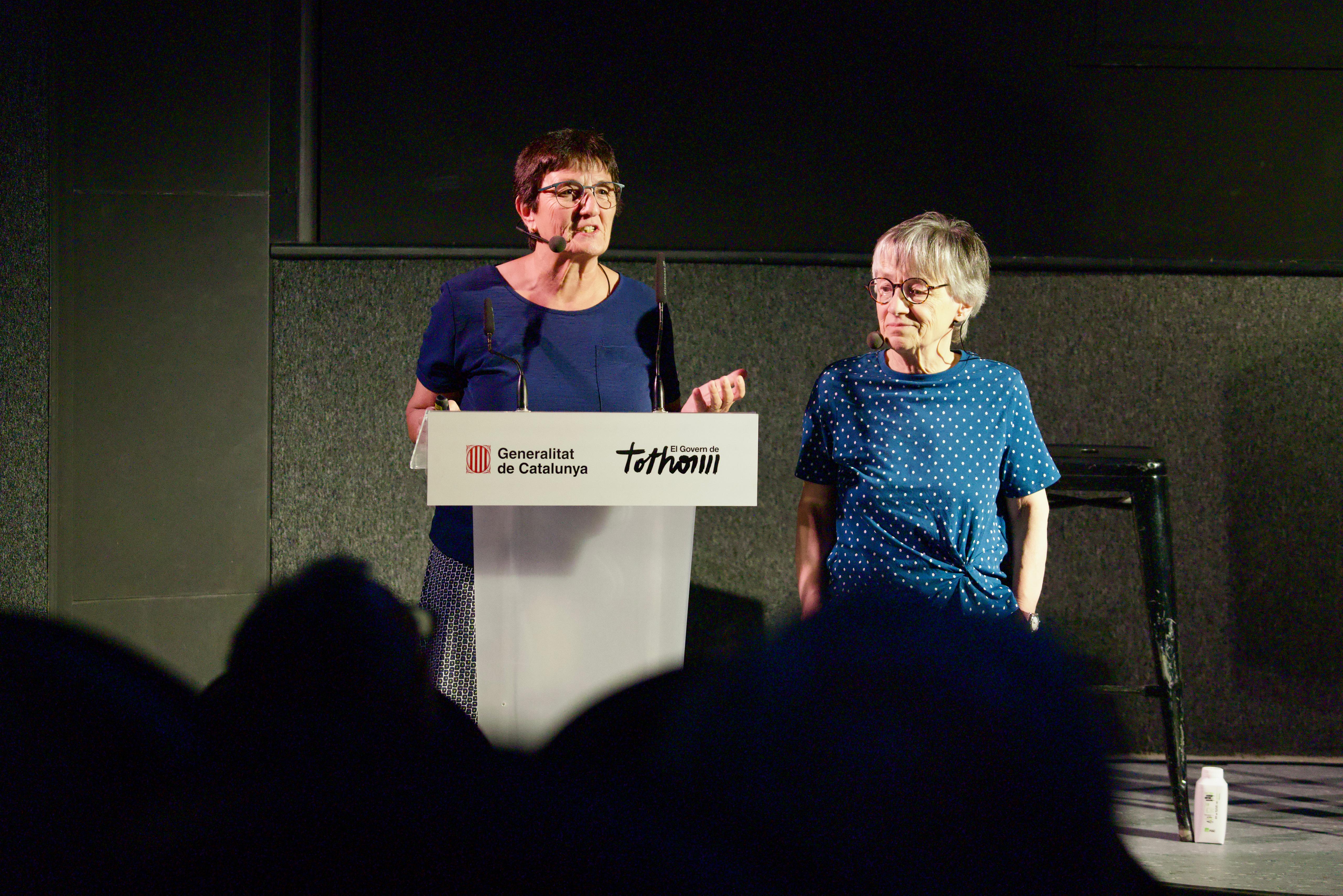 ICCUB-IEEC researcher Francesca Figueras and Trinitat Cadefau discuss the traveling exhibition of Maria Assumpció Català during the central act