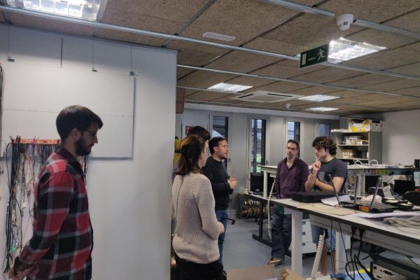 Photograph of the visit of one of the students, Ignasi Lloveras (on the right) to the laboratories of the Technological Unit of the ICCUB in the Barcelona Scientific Park