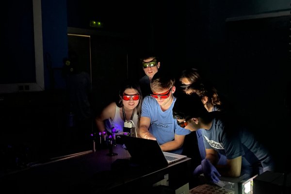 BIYSC students at the Quantum Science and Technology Laboratory at ICCUB