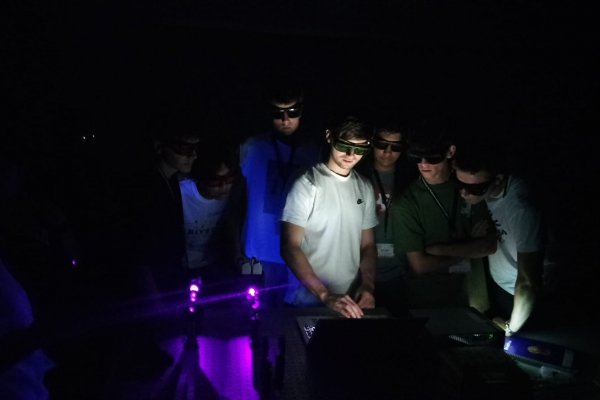 The expert Raúl Lahoz and a group of students with the new equipment for studying quantum physics. Credit: Fundació Catalunya La Pedrera
