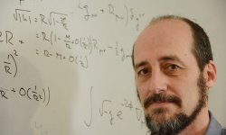Roberto Emparan receives the Narcís Monturiol Medal 2022