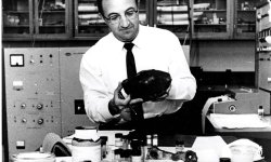 Joan Oró graduated in Chemistry at the University of Barcelona.